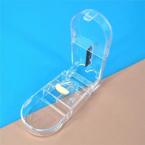 Cortador de Pastillas Transparente con Compartimiento y Hoja Segura