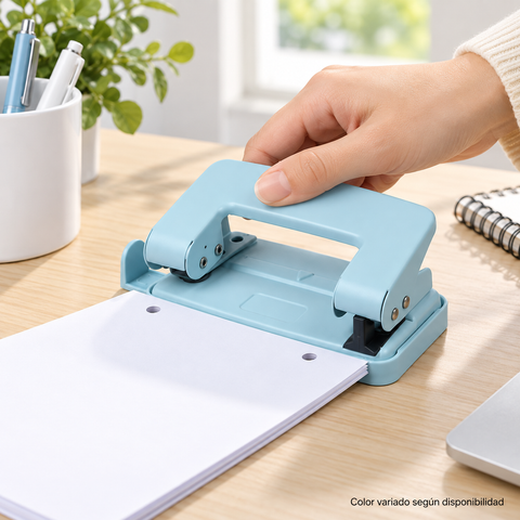 Perforadora de papel en uso sobre escritorio color variado