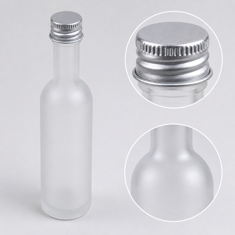 Detalle del acabado satinado y tapa metálica plateada de la botella de 50 ml
