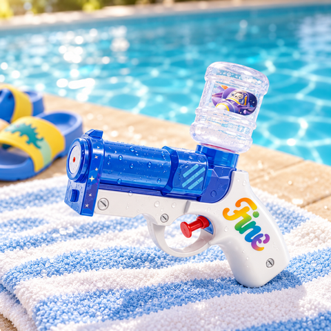Mini pistola de agua en ambiente de piscina y verano