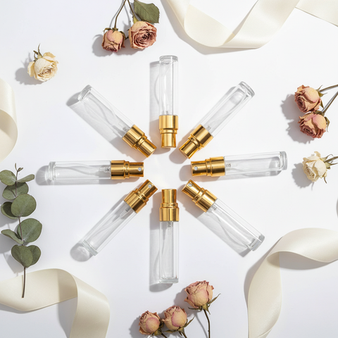 Set de 6 atomizadores de perfume dorados flat lay decorativo