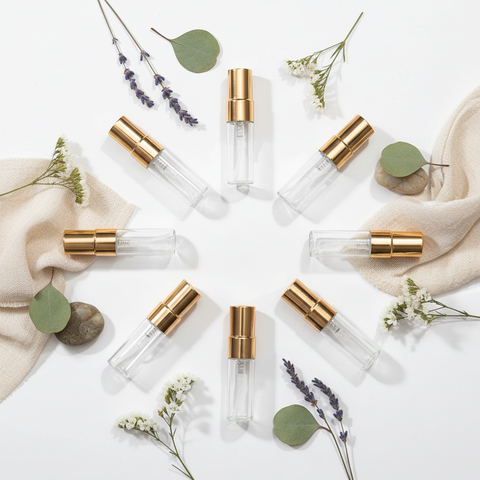 Set de 6 atomizadores de perfume de 3ml con vidrio transparente y tapa dorada flat lay decorativo