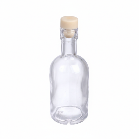 Botella de vidrio 50ml con tapón de corcho sobre fondo blanco