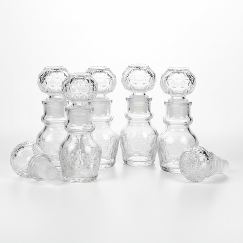 Grupo de botellas decorativas de vidrio