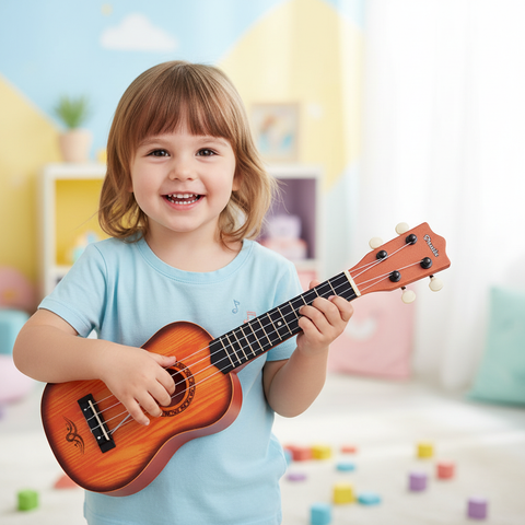 Niño jugando con ukelele de juguete TD42351