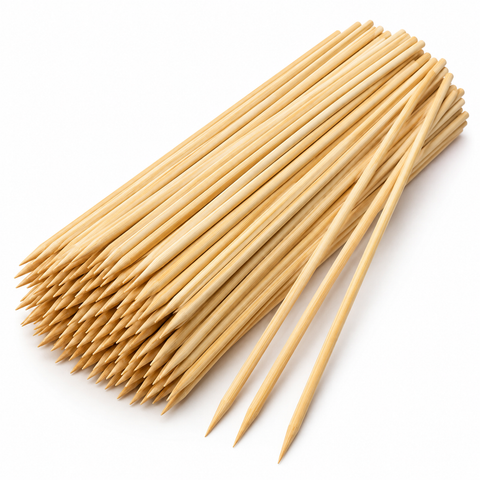 Palos de bambú para anticuchos sobre fondo blanco